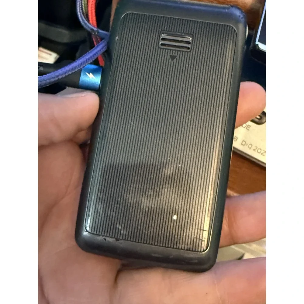 Samsung SCH-U320 Haven Verizon CDMA FLIP‎ Cell Phone, Tiny Crack In Front Screen